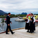 14. juni: Kronprins Haakon åpner Vegaøyan Verdensarvsenter. Kronprinsen fikk blomster av Sofie Eidem (9) og Mika Didriksen (8) da han kom til Vega. Foto: Simon Aldra, Brønnøysunds Avis